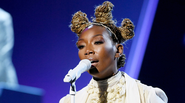 Brandy Norwood si esibisce