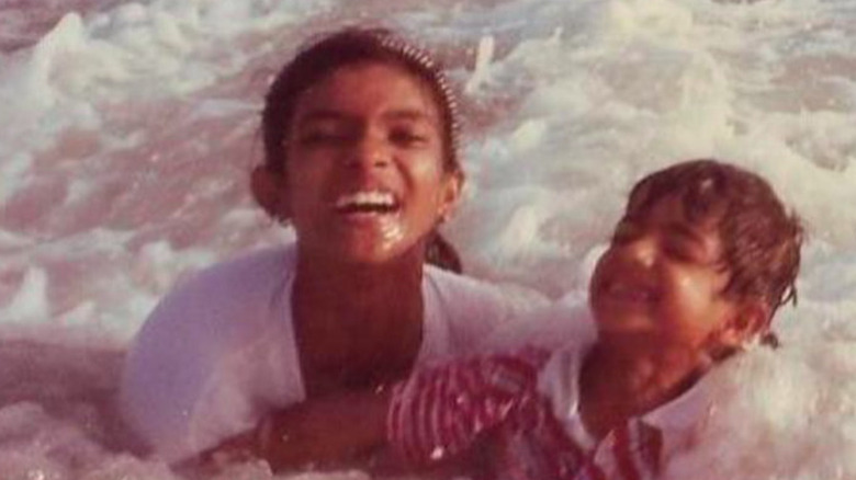 Priyanka Chopra che spruzza in acqua con il fratello