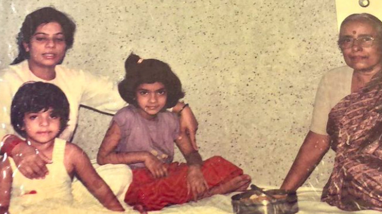 La giovane Priyanka posa con la famiglia