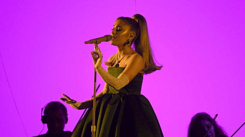 Ariana Grande si esibisce ai Grammy Awards 2020