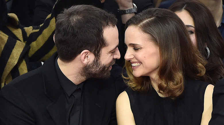 Benjamin Millepied e Natalie Portman si sorridono