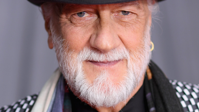 Mick Fleetwood con la barba grigia e la giacca a scacchi