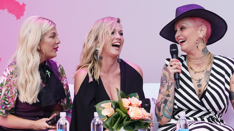 Tori Spelling, Jennie Garth e Mindy Lane a un panel