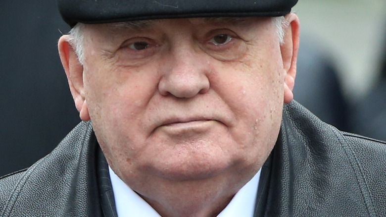 Mikhail Gorbaciov guardando la fotocamera