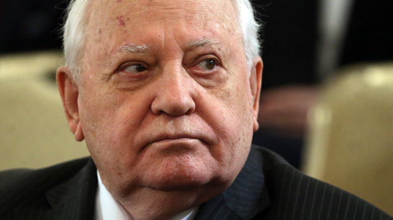 Mikhail Gorbaciov distoglie lo sguardo dalla telecamera