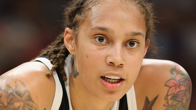 Brittney Griner in campo a giocare a basket