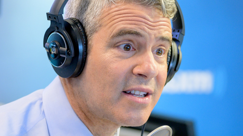 Andy Cohen indossa le cuffie