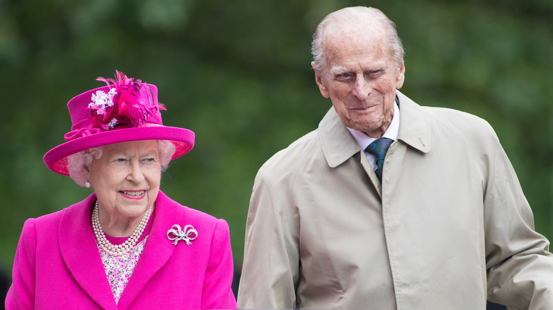 La regina Elisabetta II in abito rosa con il principe Filippo