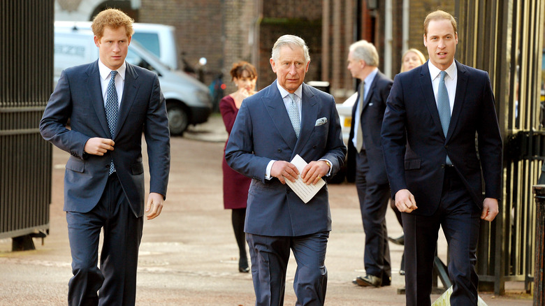 Il principe Harry, il re Carlo III, il principe William in arrivo alla conferenza