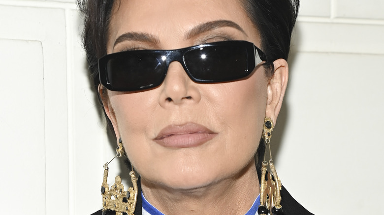 Kris Jenner indossa occhiali da sole