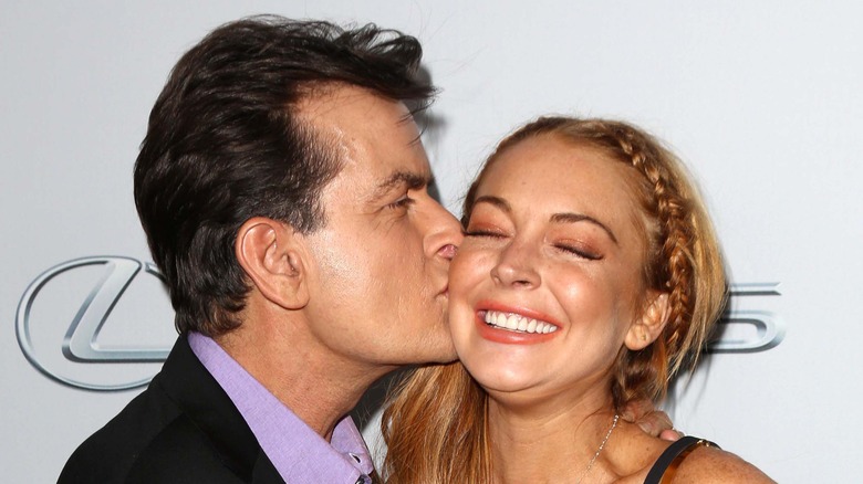 Charlie Sheen bacia Lindsay Lohan