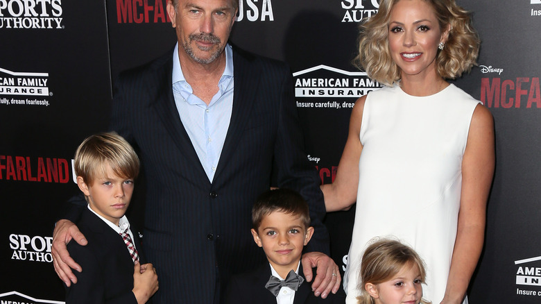 Kevin Costner posa con moglie e figli sul tappeto rosso