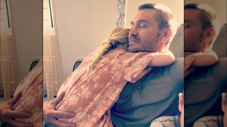 Chad Michael Murray abbraccia la figlia