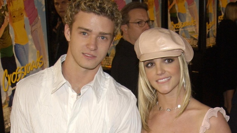 Britney Spears e Justin Timberlake sorridenti 