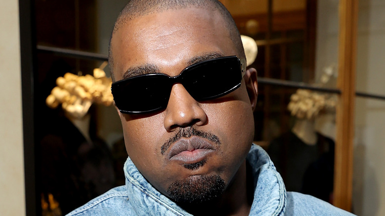 Kanye West con gli occhiali da sole