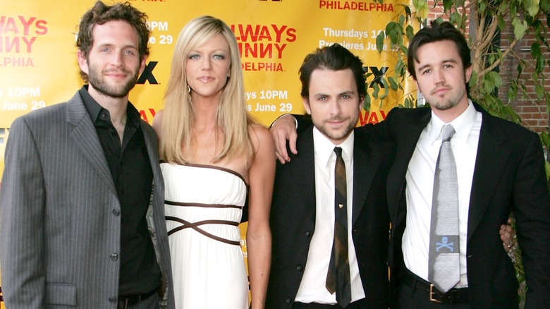 Charlie Day posa con Rob McElhenney, Glenn Howerton e Kaitlin Olson