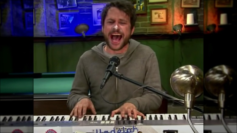 Charlie Day continua a cantare 