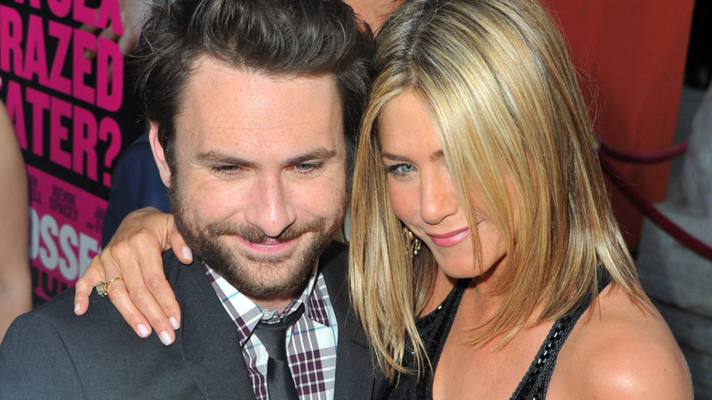 Charlie Day e Jennifer Aniston sorridenti 