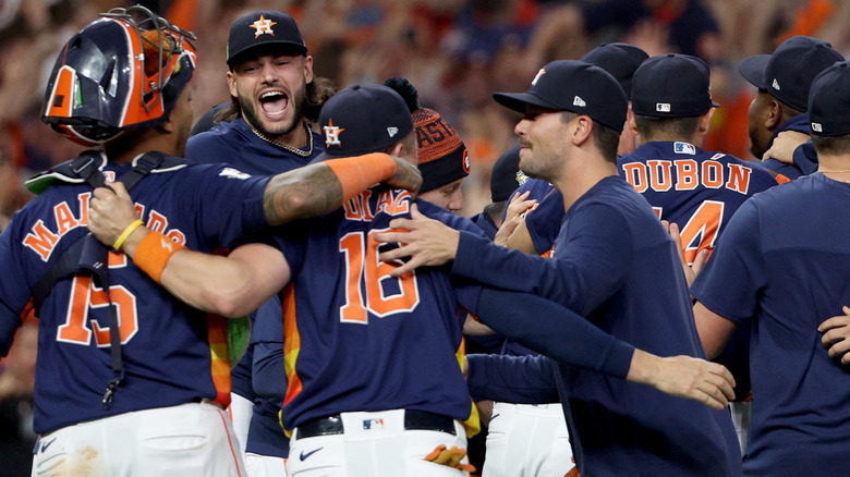 Gli Houston Astros festeggiano sul campo