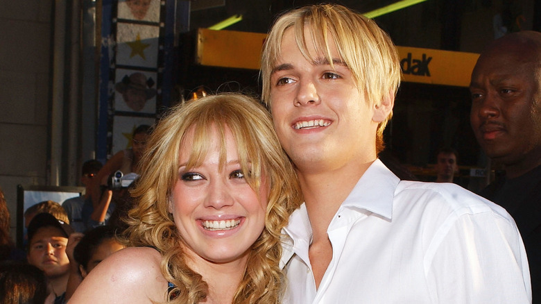Hilary Duff e Aaron Carter sorridenti