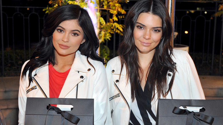 Kylie Jenner e Kendall Jenner posano per una foto indossando giacche bianche abbinate