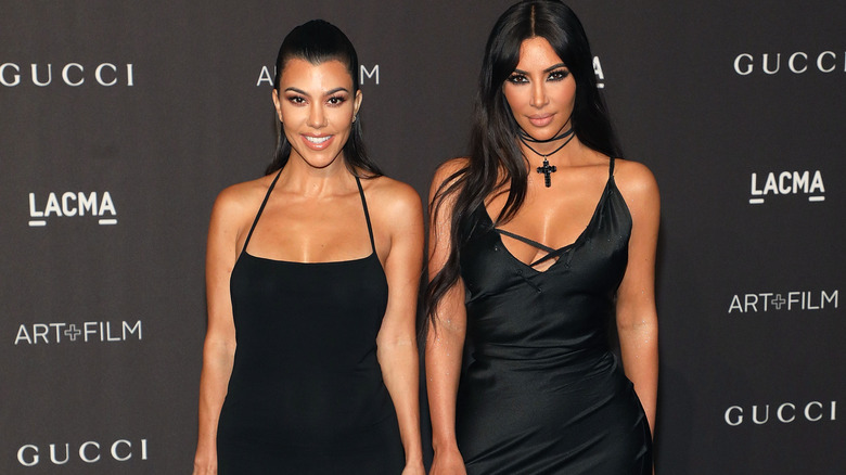 Kourtney Kardashian e Kim Kardashian all'evento