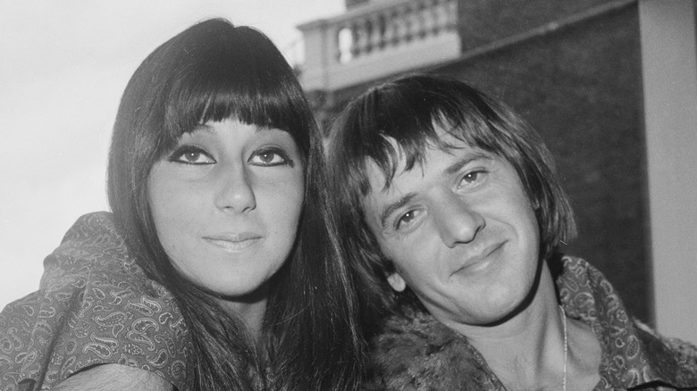 Cher e Sonny Bono, in posa