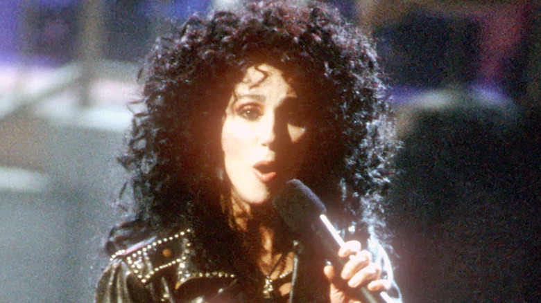 Capelli grandi e microfono Cher