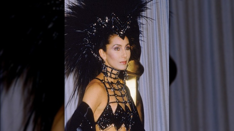 Cher nel suo copricapo degli Oscar del 1986