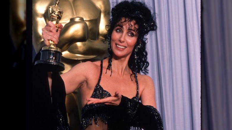 Cher in un altro look nero di Bob Mackie agli Oscar
