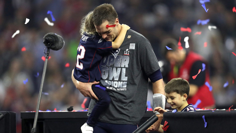 Tom Brady tiene in braccio i suoi figli 