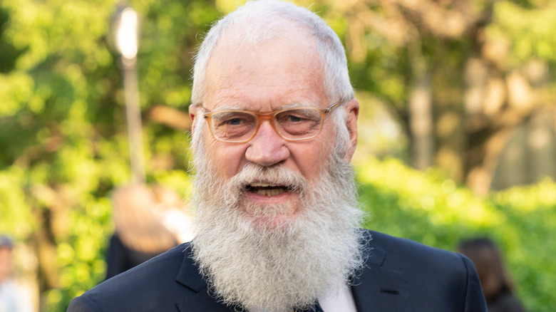 David Letterman in posa per le telecamere, all'aperto
