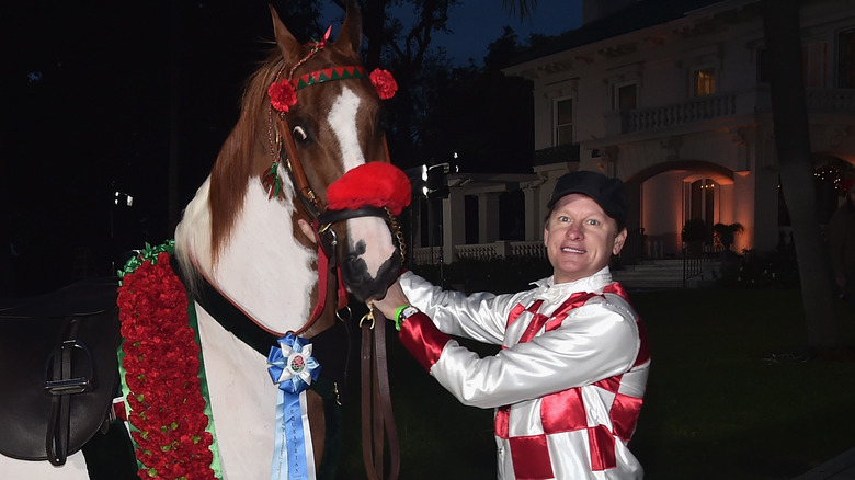 Carson Kressley con un cavallo