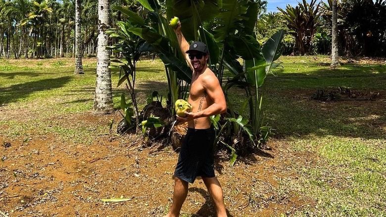 Brody Jenner posa con una noce di cocco