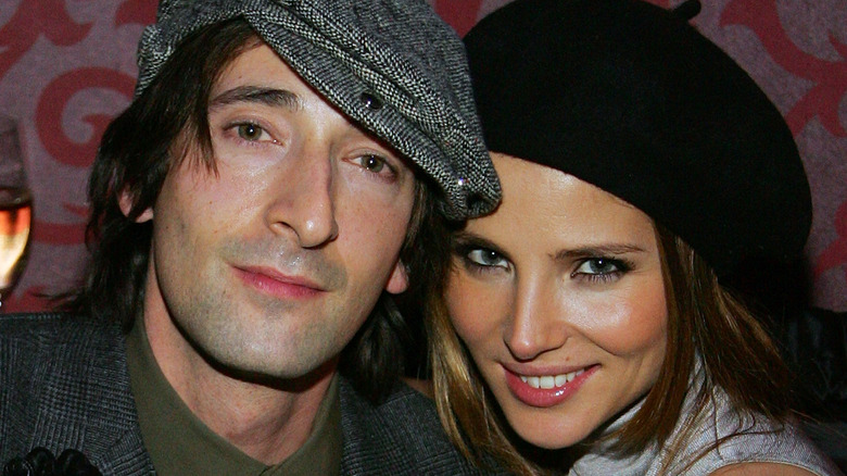 Adrien Brody ed Elsa Pataky sorridono 