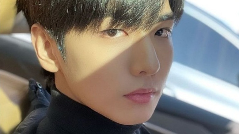 Lee Ji Han lancia un'occhiata di lato