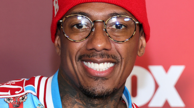 Nick Cannon sorride