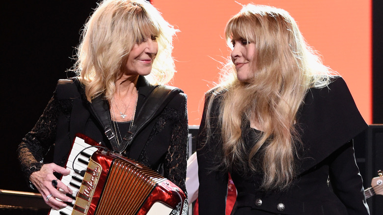 Christine McVie e Stevie Nicks si esibiscono