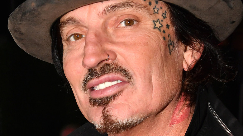 Tommy Lee con il tatuaggio del rossetto