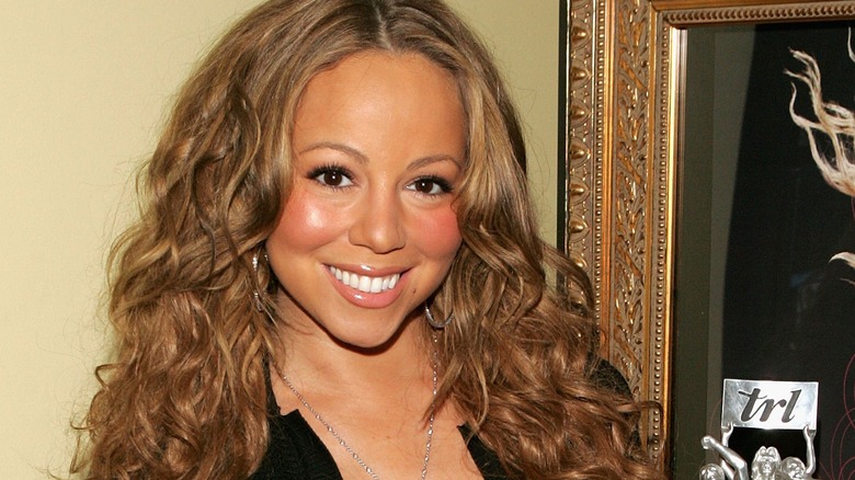 Sorriso di capelli mossi di Mariah Carey