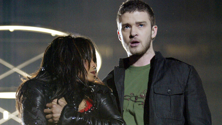 Janet Jackson che copre il petto accanto a Justin Timberlake