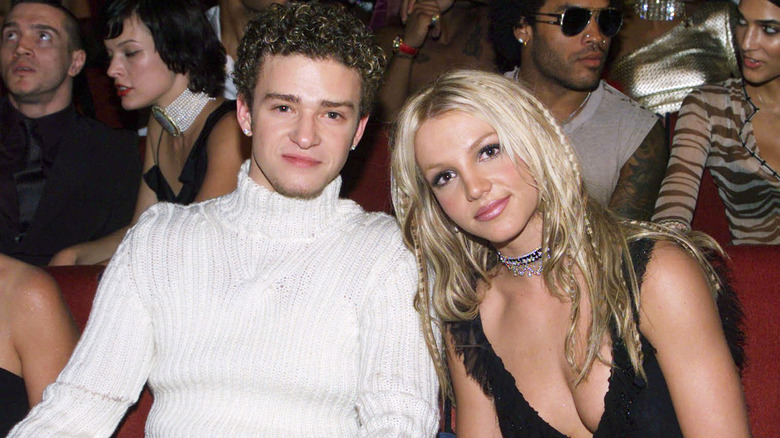 Britney Spears e Justin Timberlake sorridono tra il pubblico