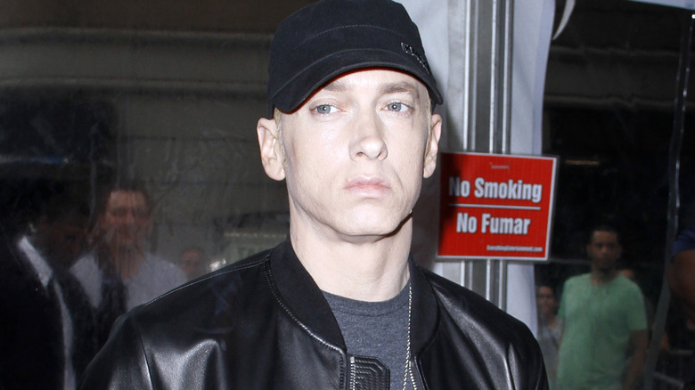 Cappello nero dallo sguardo intenso di Eminem