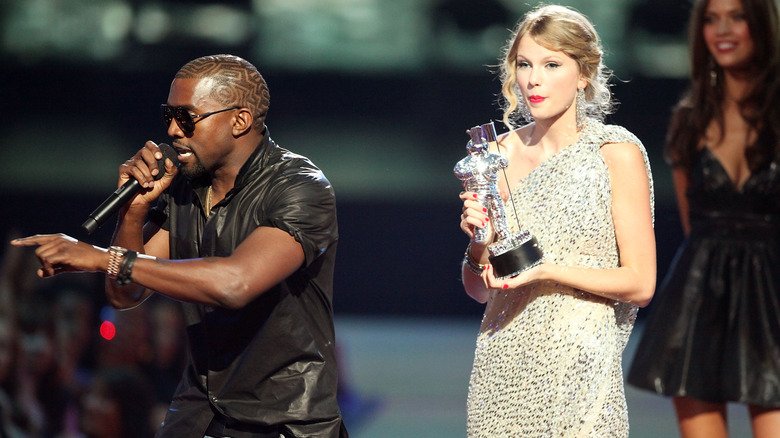 Kanye West interrompe Taylor Swift ai VMA 2009