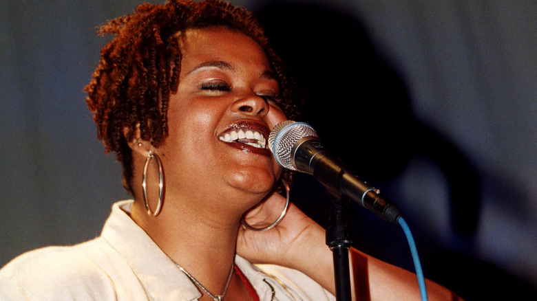 Jill Scott si esibisce