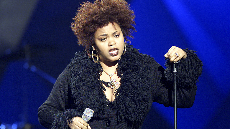 Jill Scott si esibisce