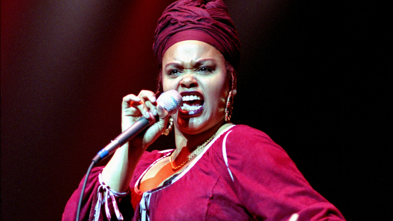 Jill Scott si esibisce