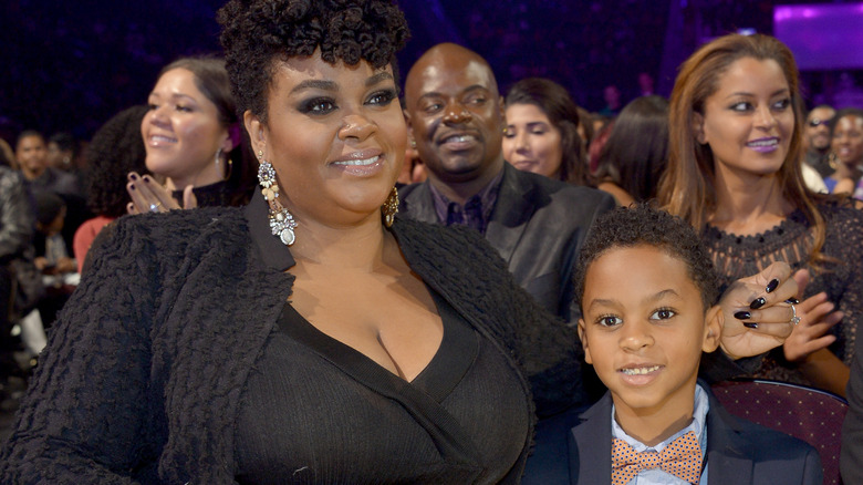 Jill Scott con suo figlio Jett, sorridente