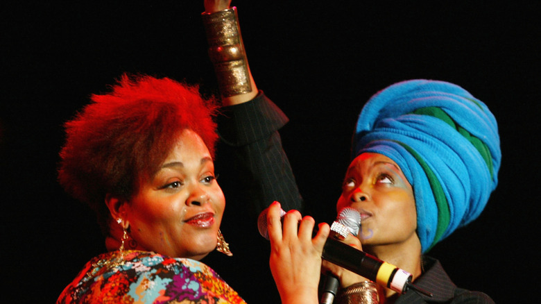 Jill Scott si esibisce con Erykah Badu