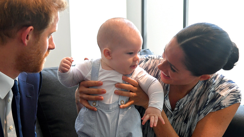 Il principe Harry e Meghan Markle tengono un figlio 